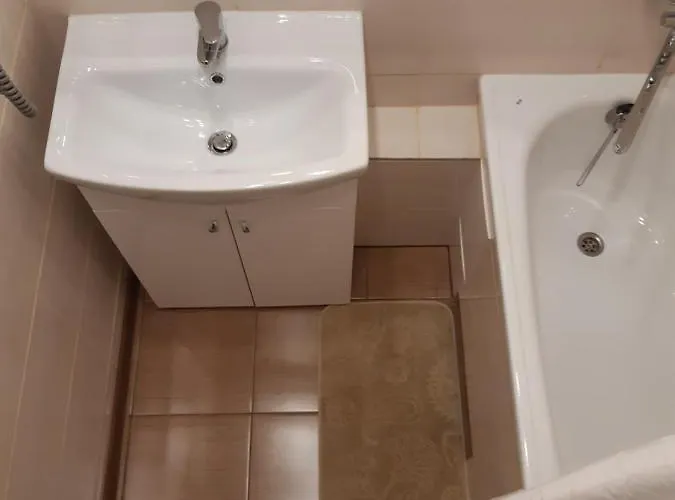 Compact Near Food Market In The Oldtown Free Parking *