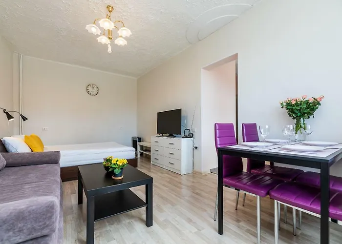 Compact Near Food Market In The Oldtown Free Parking *